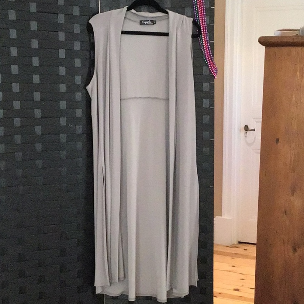 Sympli, long open sleeveless Vest